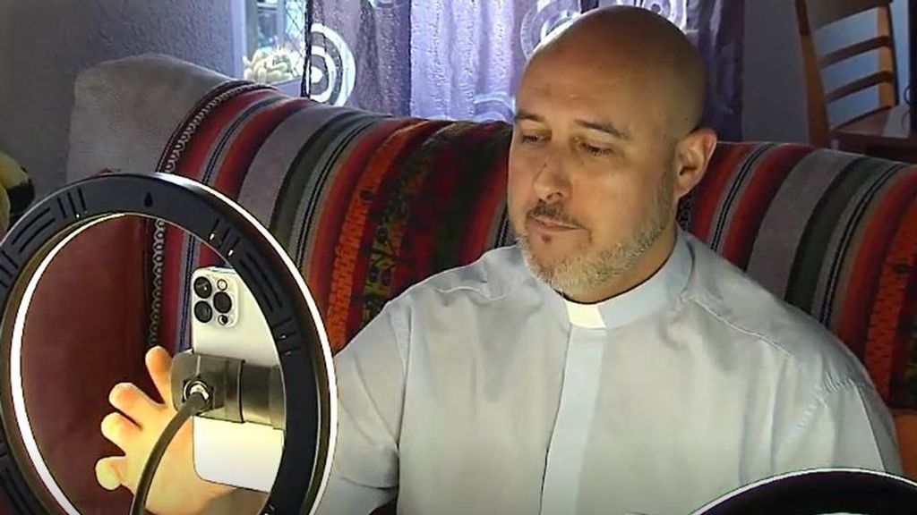 La 'evangelización digital': la sorprendente actividad de un cura valenciano en Tik Tok