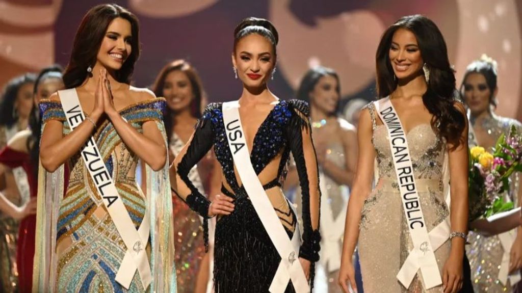 Miss Estados Unidos, nueva Miss Universo, acompañada por las finalistas, Miss Venezuela y Miss República Dominicana