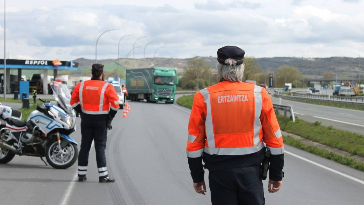 Muere un hombre que andaba por la autovía A-1 atropellado por un camionero ebrio que huyó