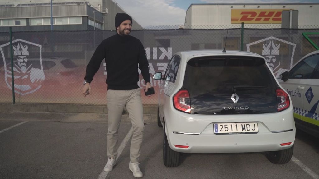 Piqué llega en su Twingo
