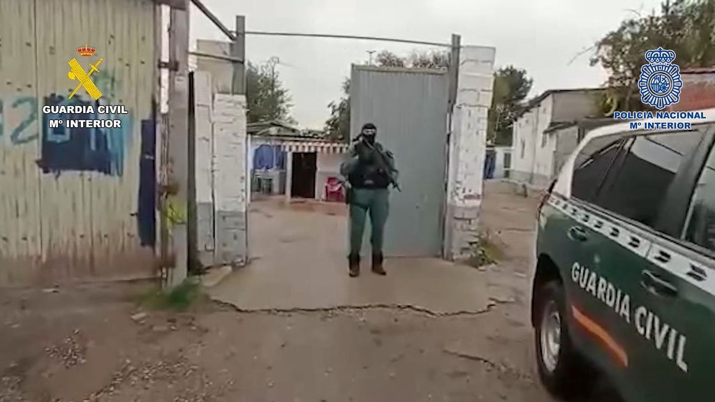 Agente en un operativo en Cañada Real