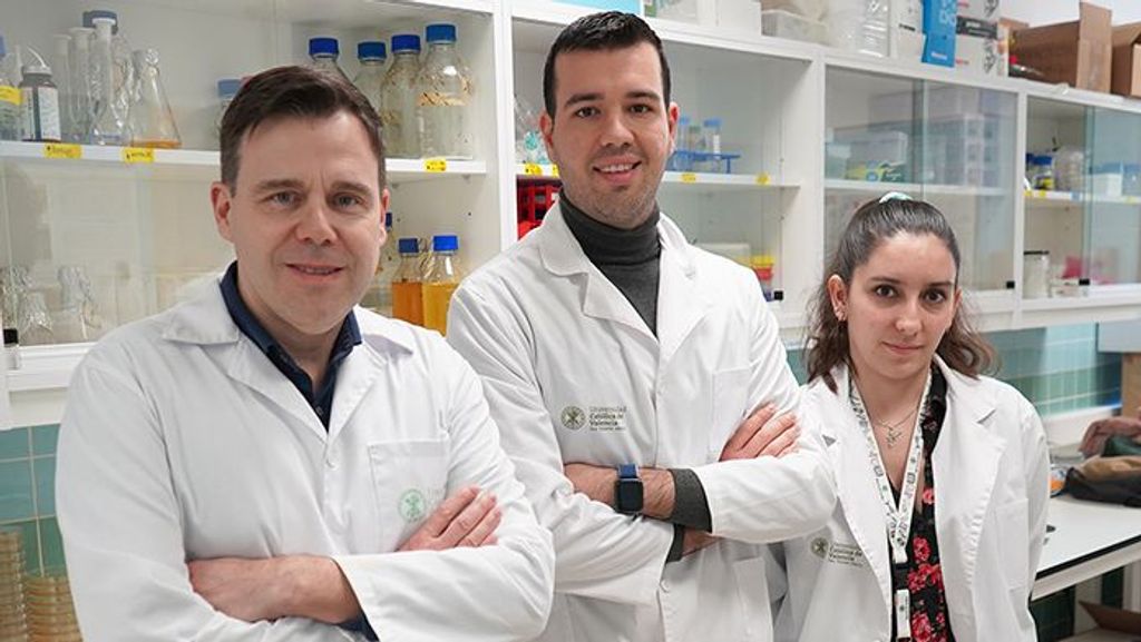 Ángel Serrano, a la izquierda, junto dos investigadores de su equipo