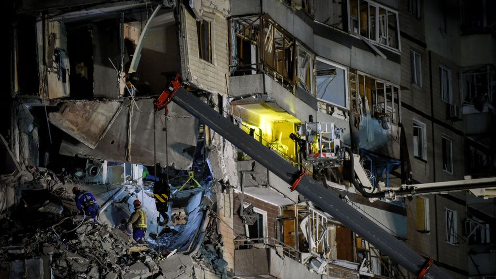 Ascienden a 35 los muertos por un ataque de las fuerzas rusas contra un edificio residencial en Dnipro