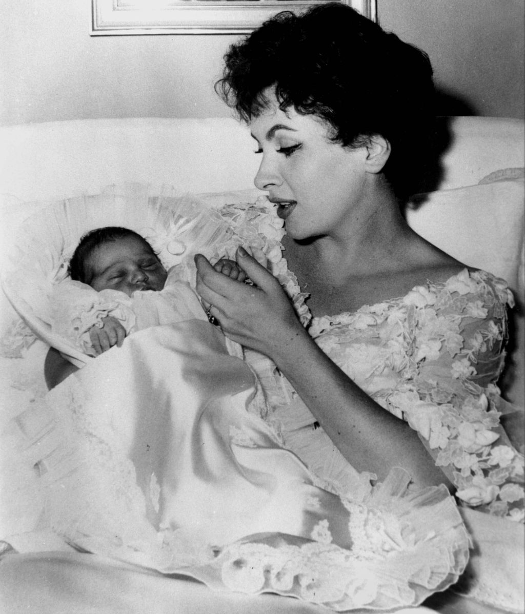 هكذا كانت الممثلة مع ابنها بعد وقت قصير من الولادة