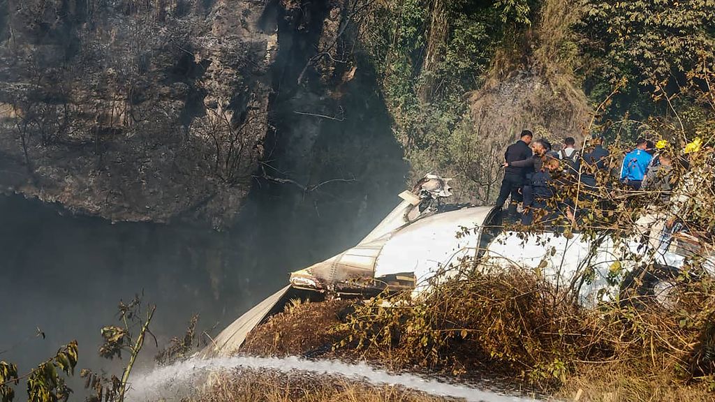 Un pasajero del avión accidentado en Nepal graba el momento de su muerte