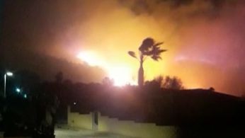 Desalojados los vecinos de dos urbanizaciones afectadas por las llamas en el incendio de Aigües de Busot