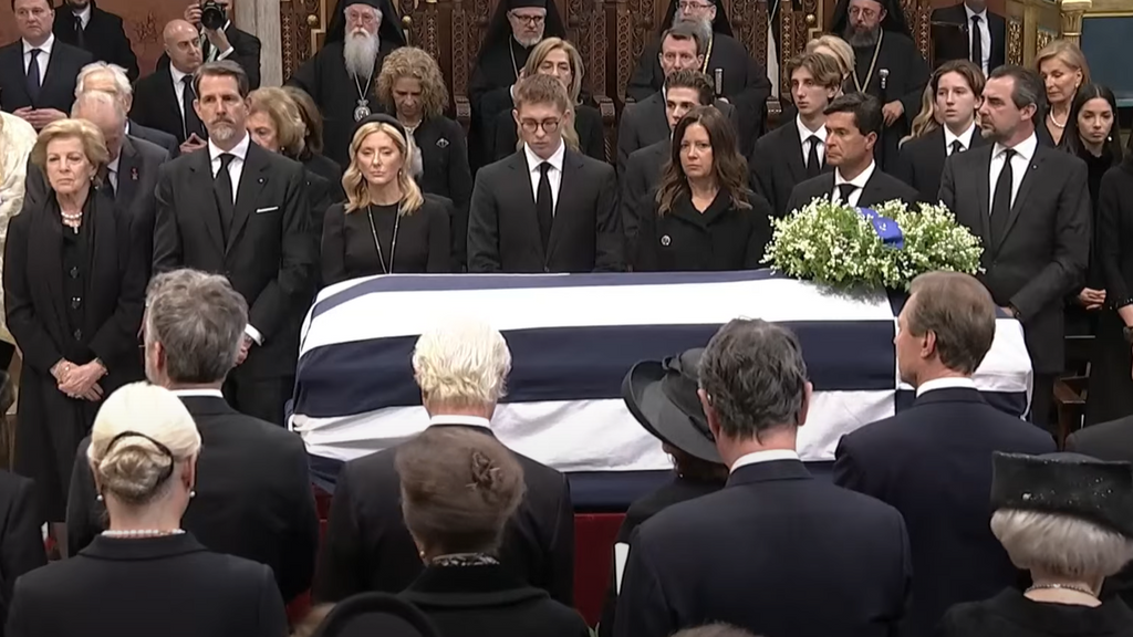 La familia real griega, muy afectada en el funeral de Constantino
