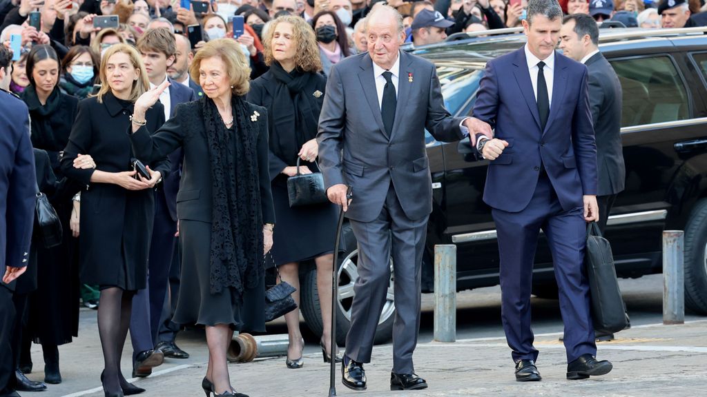 La reina Sofía, arropada por la familia real española en el entierro de su hermano Constantino
