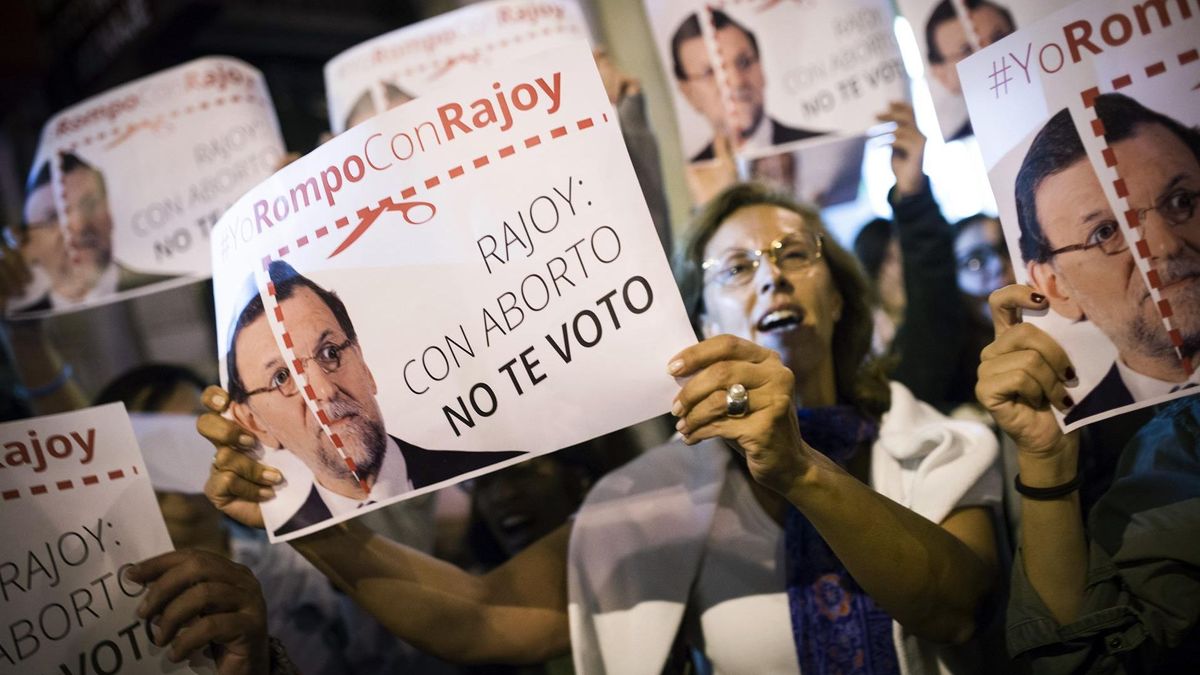 Manifestación antiabortista frente a la sede del PP tras la decisión del Gobierno de Rajoy de retirar la reforma de la ley del aborto en 2014