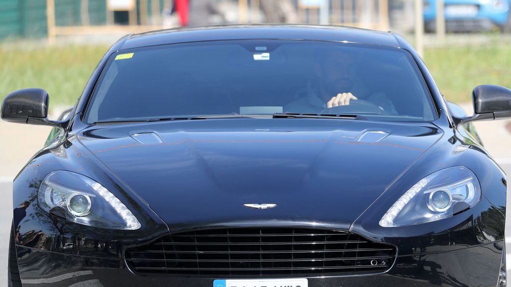 Piqué en su Aston Martin DB9