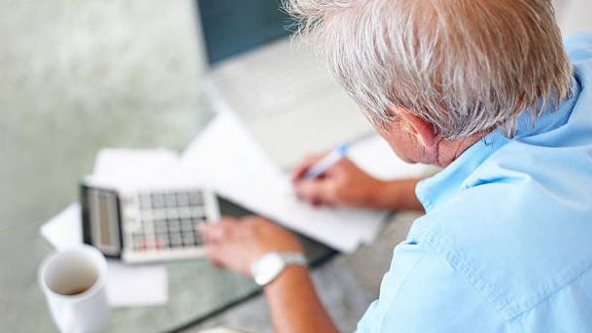 Un pensionista calcula su prestación por jubilación