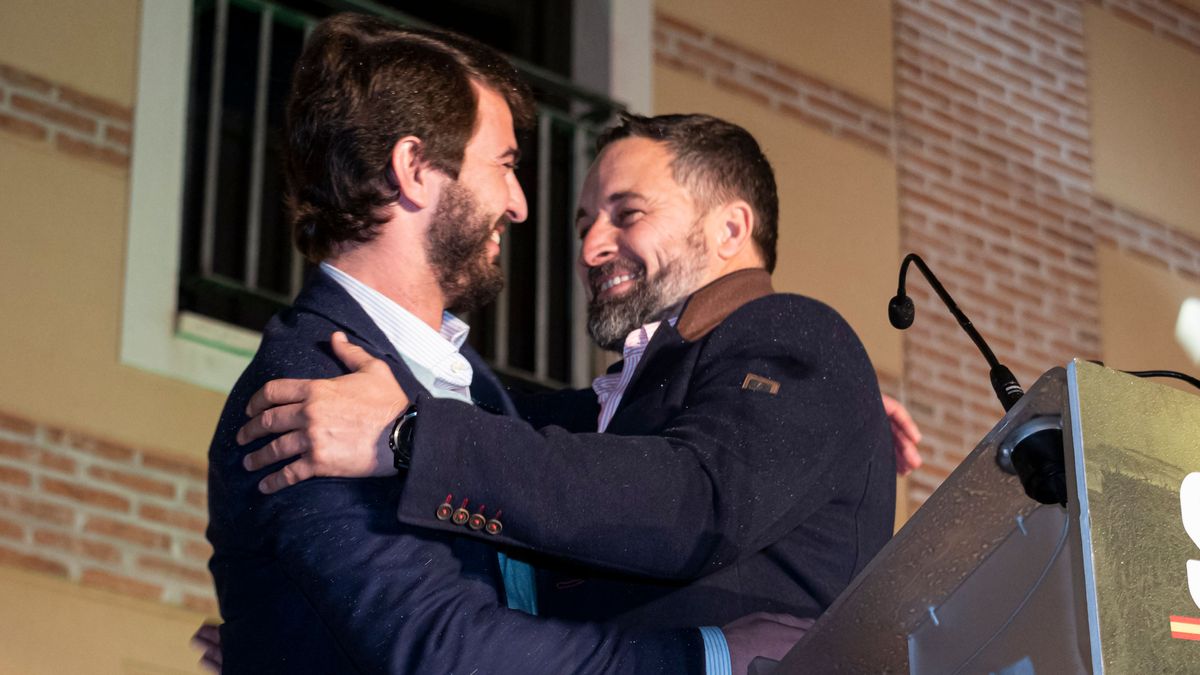 Abascal abraza a García-Gallardo en la noche electoral en los comicios de Castilla y León Abascal abraza a García-Gallardo en la noche electoral en los comicios de Castilla y León