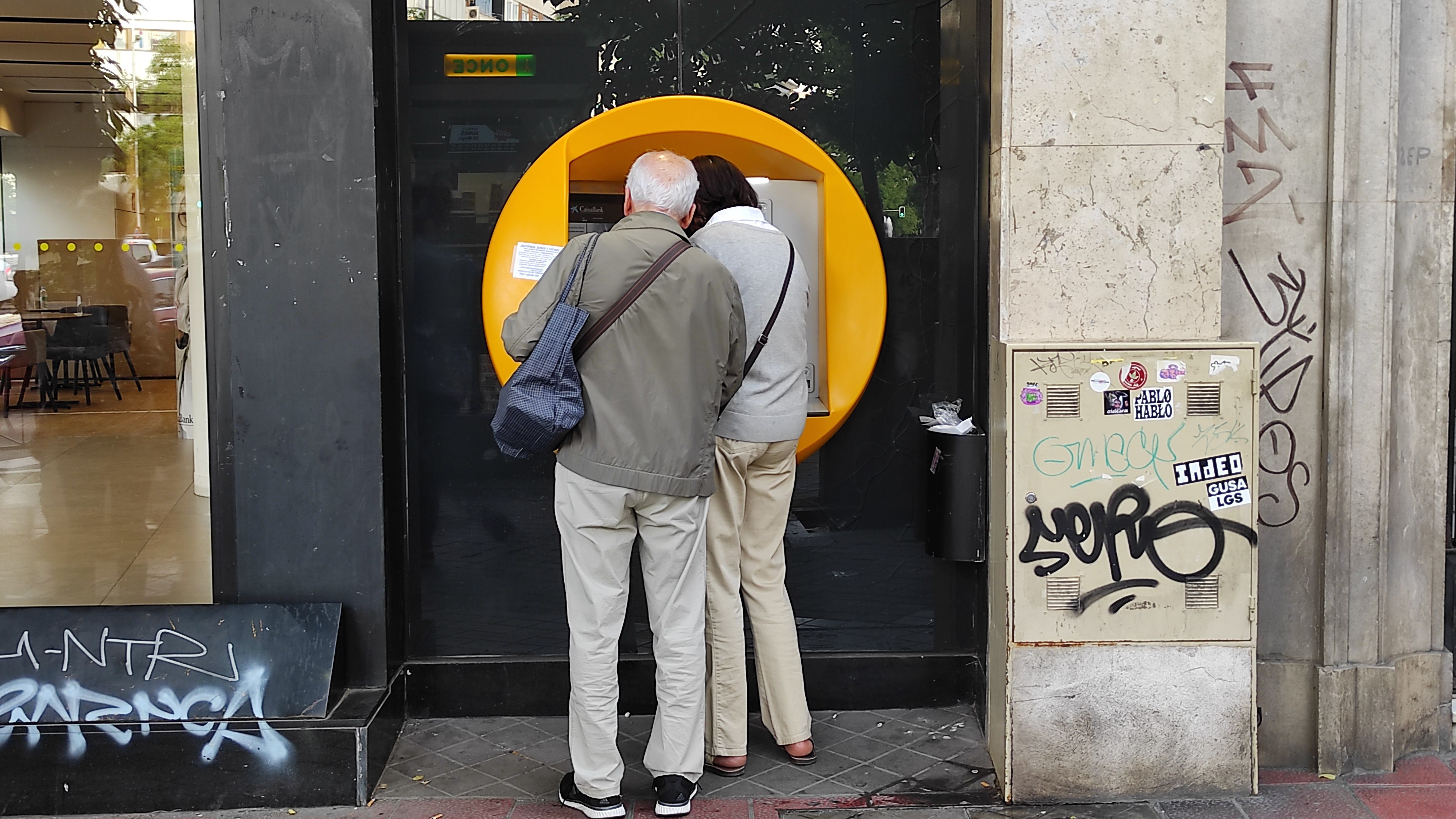 Carlos San Juan, el jubilado que lucha porque la banca atienda a los mayores: "son un servicio público"
