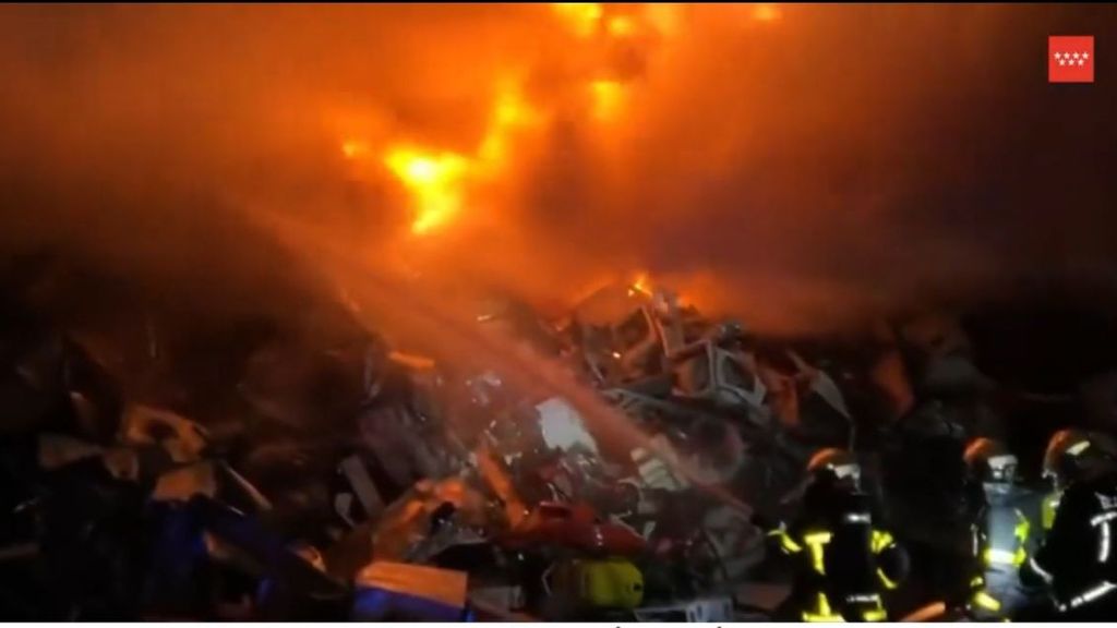 Espectacular incendio de una chatarrería en Leganés: los bomberos trabajan para extinguirlo
