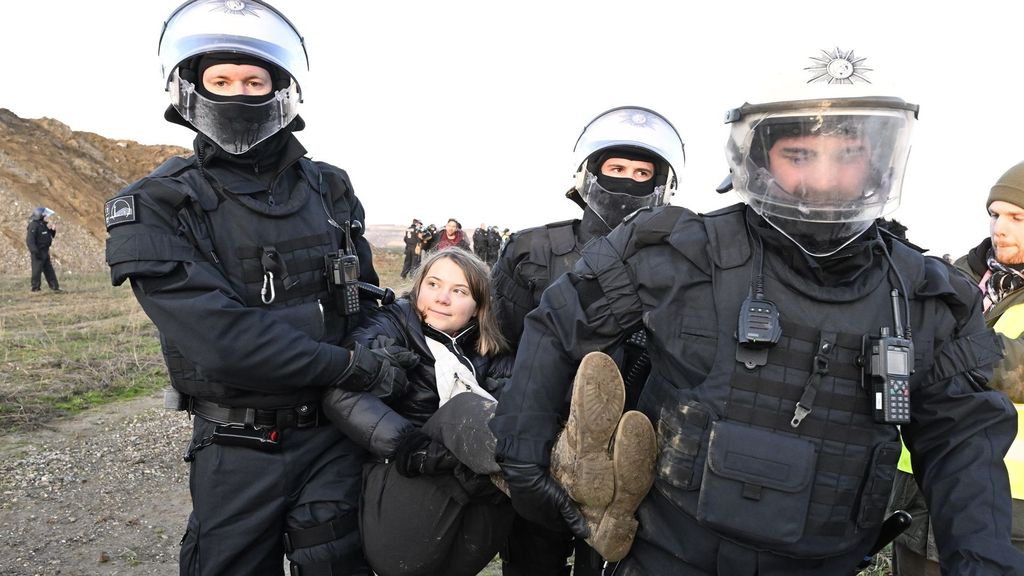 Greta Thunberg es desalojada por la policía alemana tras su participación en una protesta