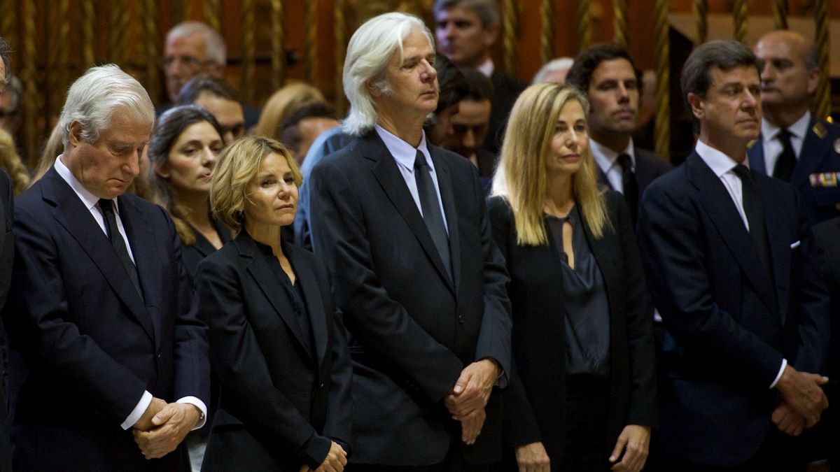Los hermanos Alba en el funeral de Cayetana