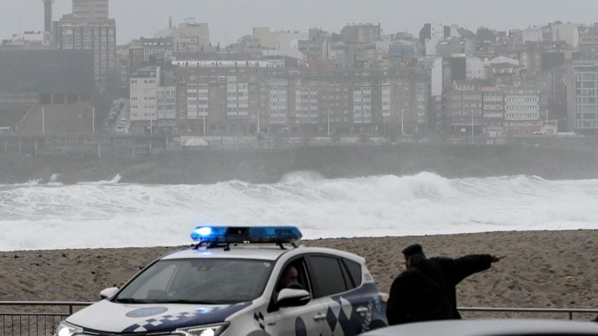 Policía en el paseo marítimo de A Coruña.