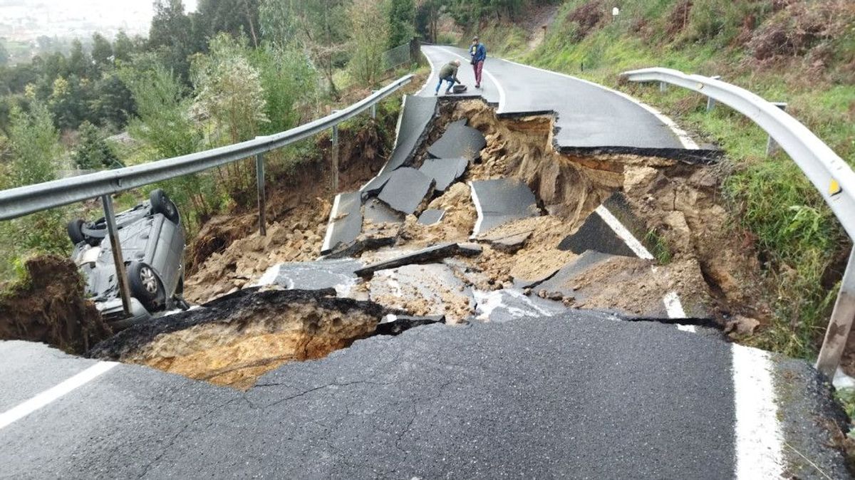 Socavón en una carretera de Pontevedra. Socavón en una carretera de Pontevedra.