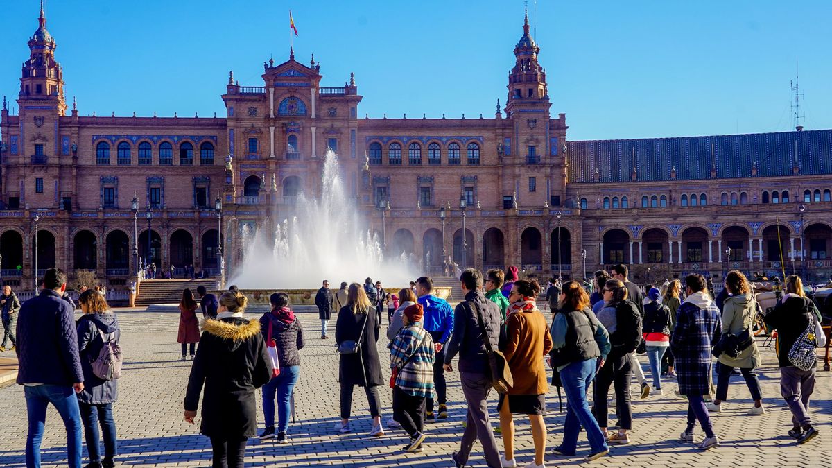 Turistas recorriendo y admirando la Plaza de España a 03 de enero del 2023 en Sevilla
