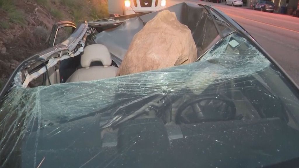 Un conductor se salva por los pelos de morir aplastado por una roca en California