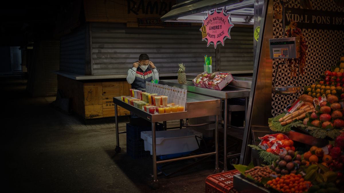 Un puesto con zumos de frutas en el Mercado de la Boquería