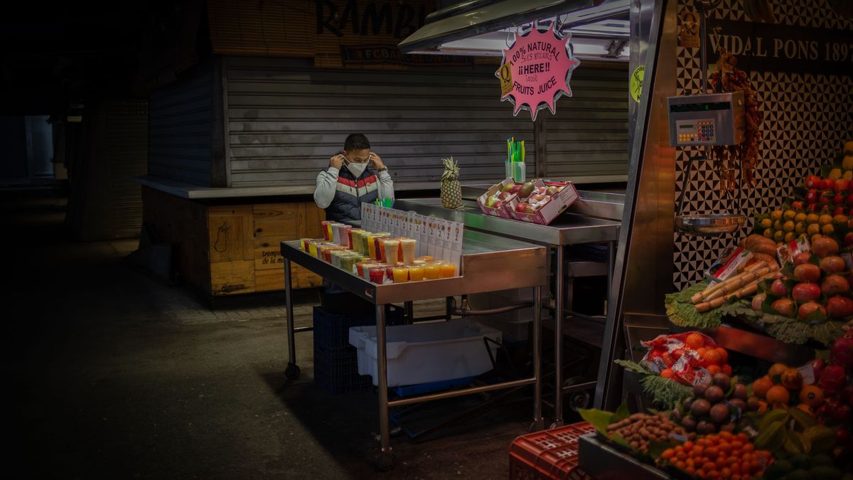Un puesto con zumos de frutas en el Mercado de la Boquería Un puesto con zumos de frutas en el Mercado de la Boquería