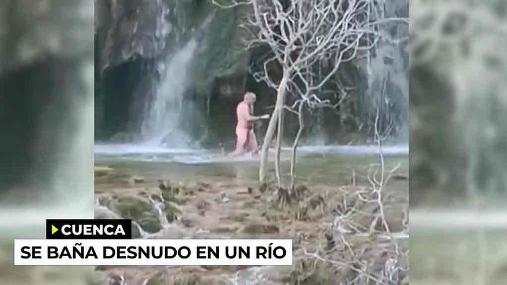 Un vecino Cuenca aprovecha la borrasca Gerard para darse un baño desnudo en la cascada de Río Cuervo