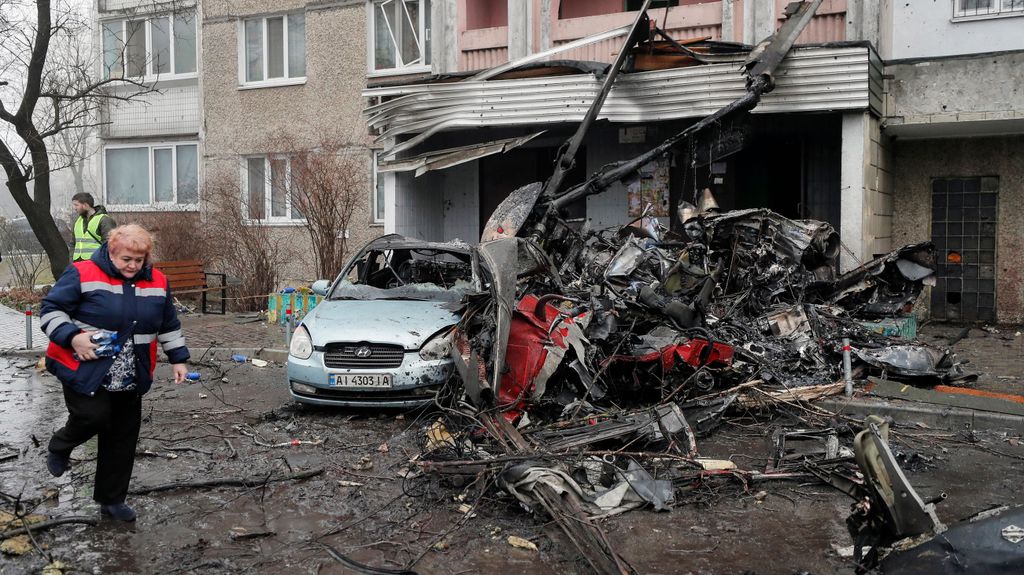 El helicóptero siniestrado a las afueras de Kiev.