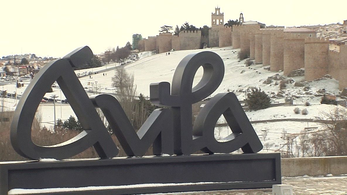 La muralla de Ávila, nevada