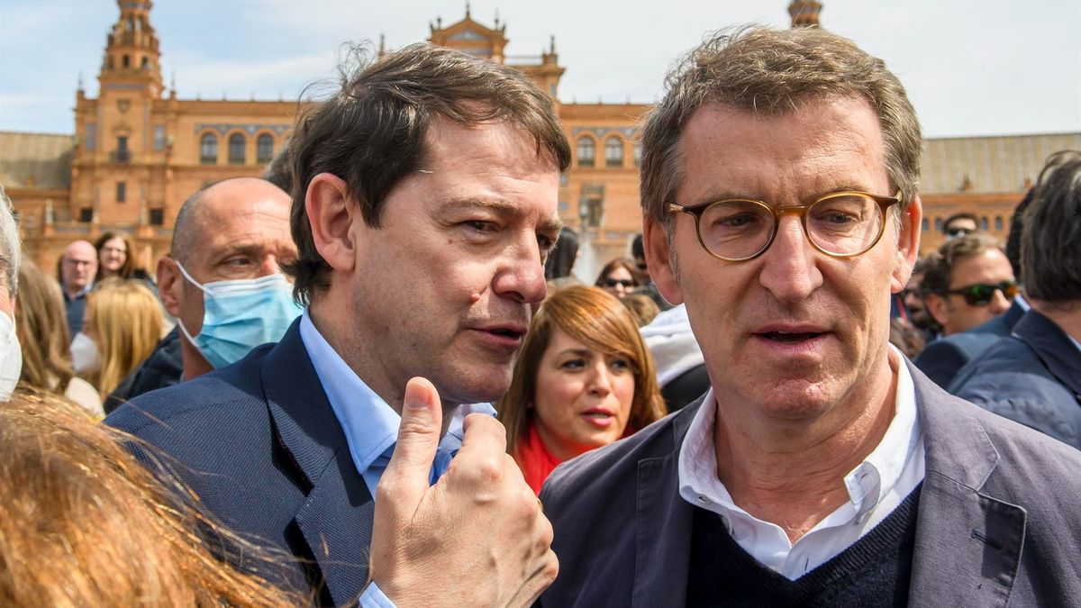 El líder del PP, Alberto Núñez Feijóo, con el presidente de la Junta de Castilla y León, Alfonso Fernández Mañueco