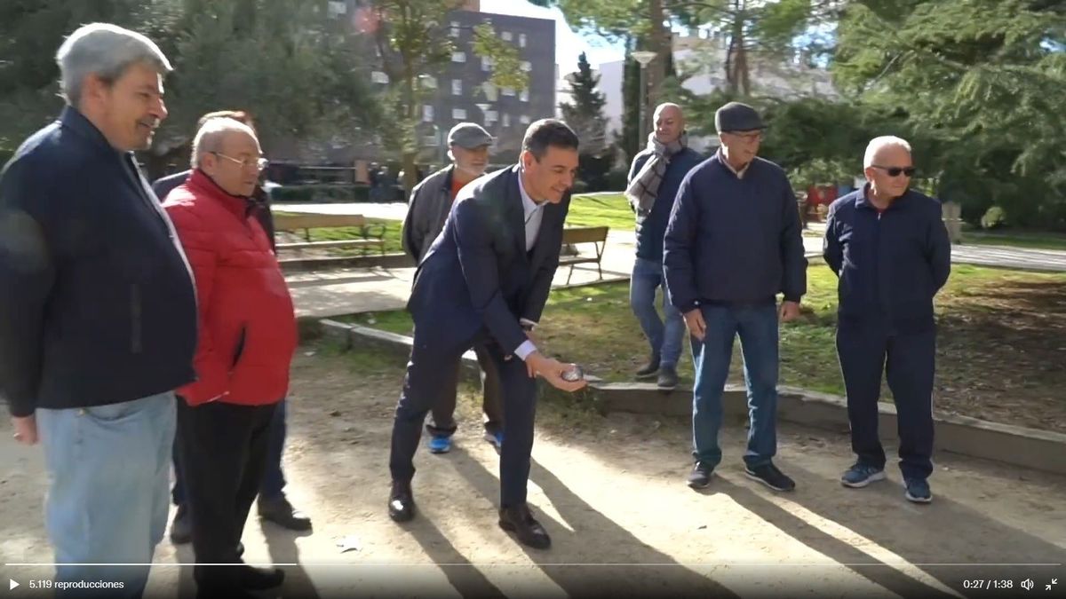 EuropaPress 4932472 presidente gobierno pedro sanchez juega petanca grupo jubilados parque EuropaPress 4932472 presidente gobierno pedro sanchez juega petanca grupo jubilados parque