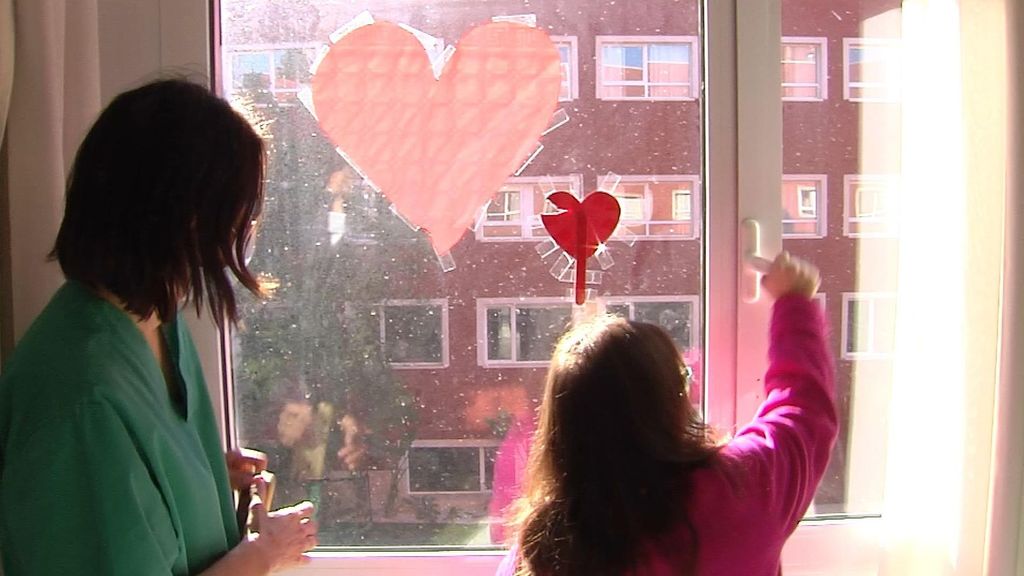 Un corazón en la ventana: la señal para que un padre y su hija internados en una residencia puedan verse cada mañana