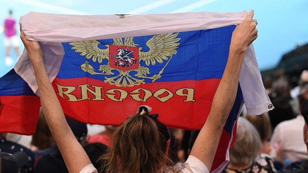 Fans sostienen la bandera rusa en Rod Laver Arena durante el partido final de individuales masculinos entre Rafael Nadal de España y Daniil Medvedev de Rusia durante el día 14 del 2022