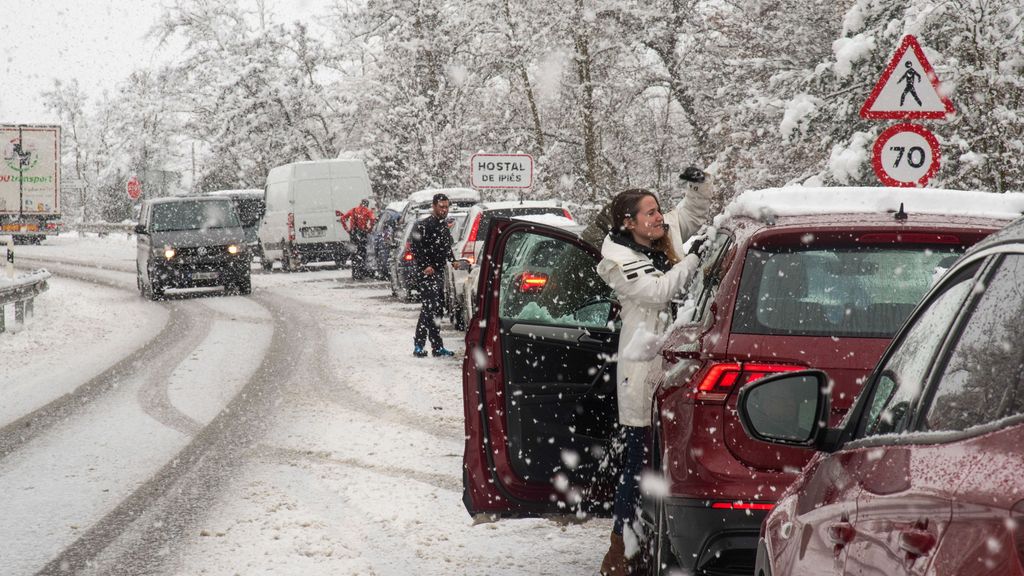 La nieve dificulta el tráfico en más de un centenar de carreteras de la red principal
