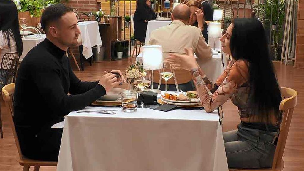 Mario y Karina durante su cita en 'First Dates'