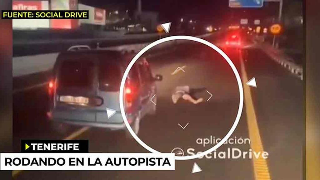 Un hombre hace la croqueta en una autopista canaria