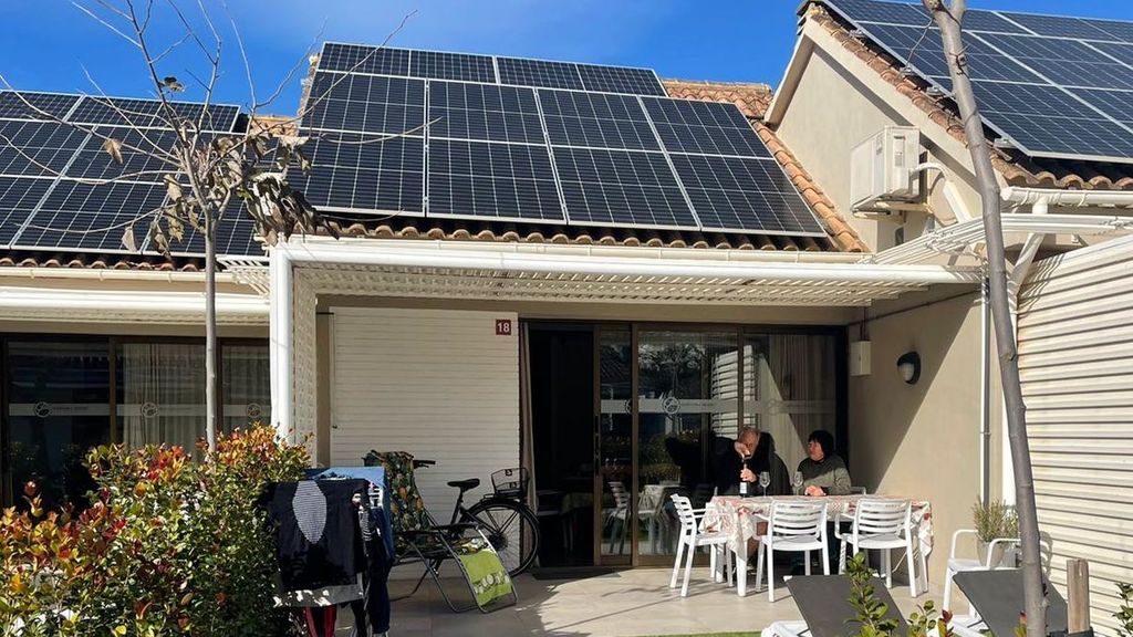Un matrimonio de jubilados europeos en una casa de madera del cámping Bonterra