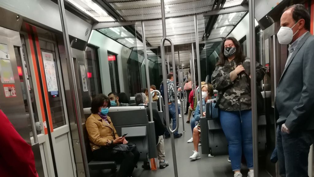 Viajeros de Metro Bilbao con mascarilla