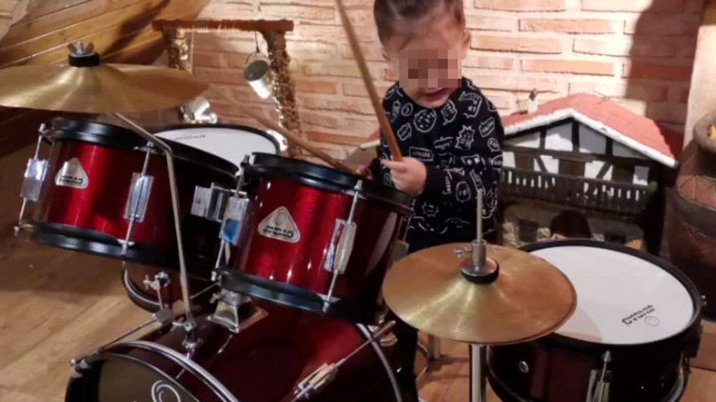 Dani, el hijo de la Rebe, muestra su pasión por la batería