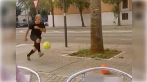 Rody Sousa, el 'Messi' de Sevilla que corre por la ciudad con dos pelotas: "Tiene su explicación"