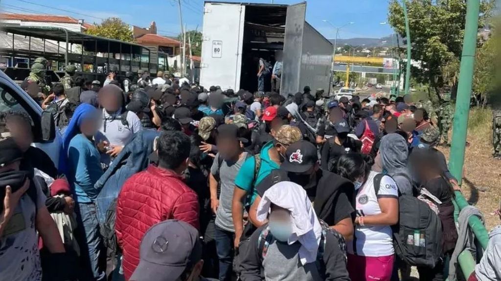 La Policía de México intercepta un camión que transportaba 250 inmigrantes hacinados