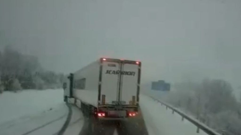 Los peligrosos adelantamientos de un camionero en una carretera con nieve: acabo saliéndose de la vía
