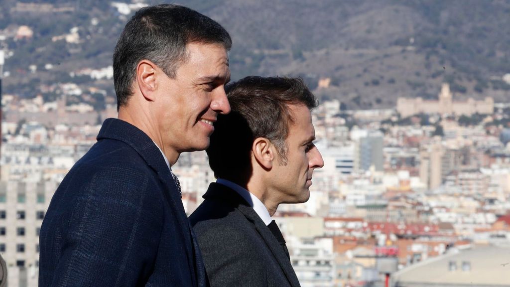 Pedro Sánchez y Emmanuel Macron durante la cumbre hispano-francesa con Barcelona al fondo