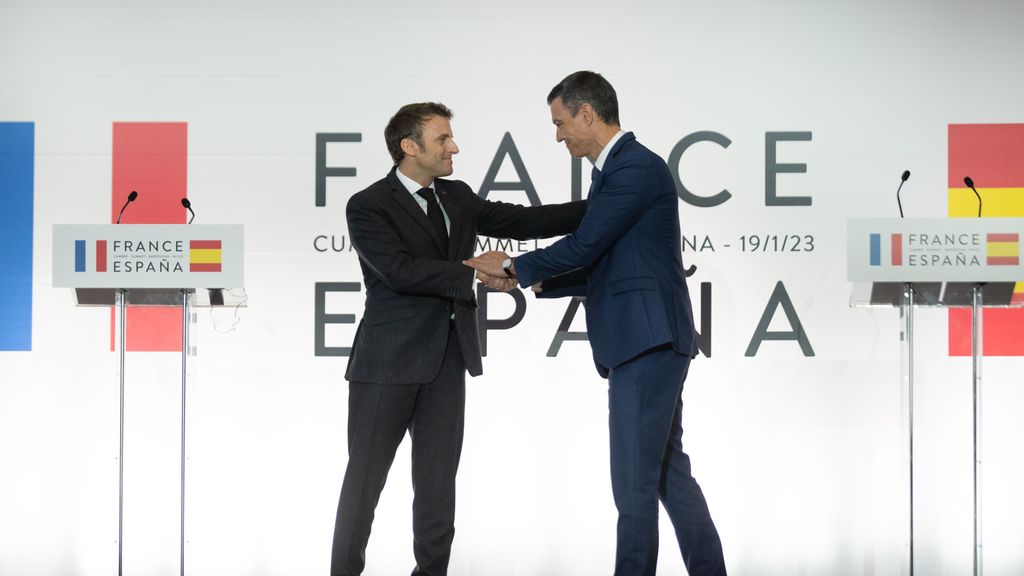 Pedro Sánchez y Emmanuel Macron se saludan tras firmar el Tratado