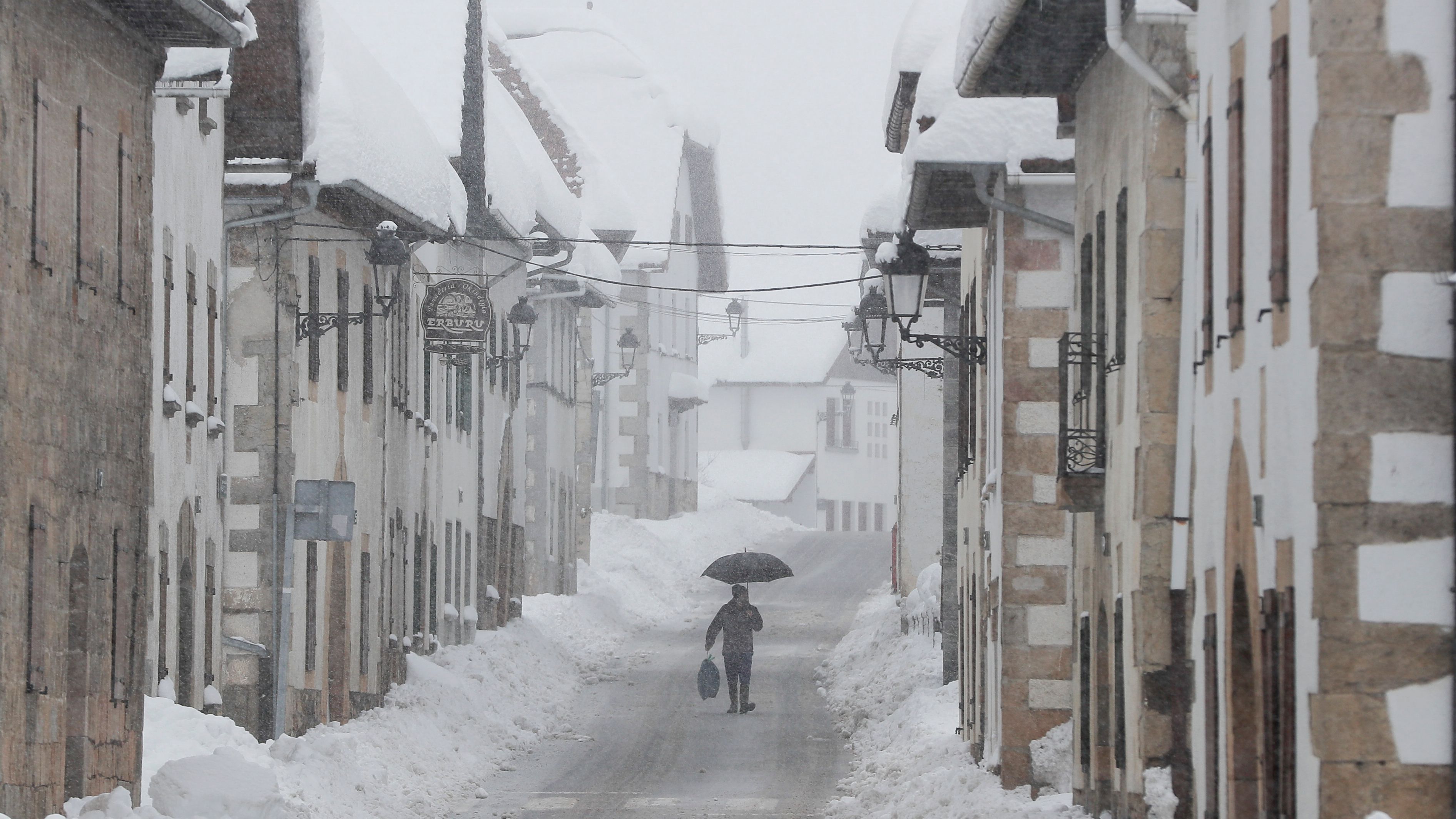 Sigue cayendo la nieve en muchos lugares de España: problemas, incidencias, niños sin clase...