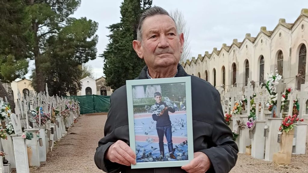 Antonio Martos con el retrato de su hermano.