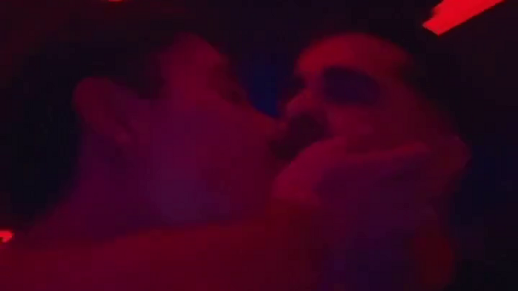 Javi y Mario se besan en una discoteca para sellar su amistad