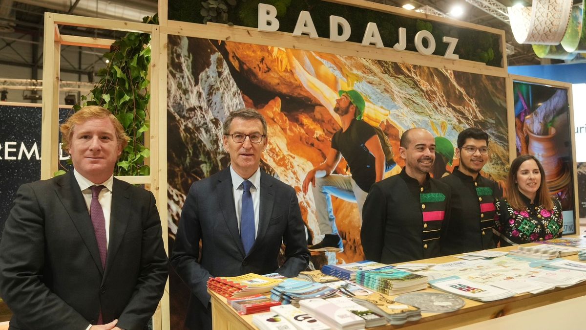 El presidente del PP, Alberto Núñez Feijóo, acude a la feria de turismo FITUR