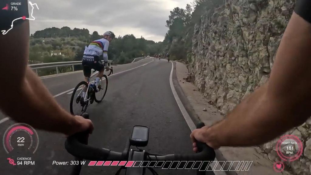 El airado gesto de Evenepoel a un ciclista aficionado pegado a su rueda en Alicante