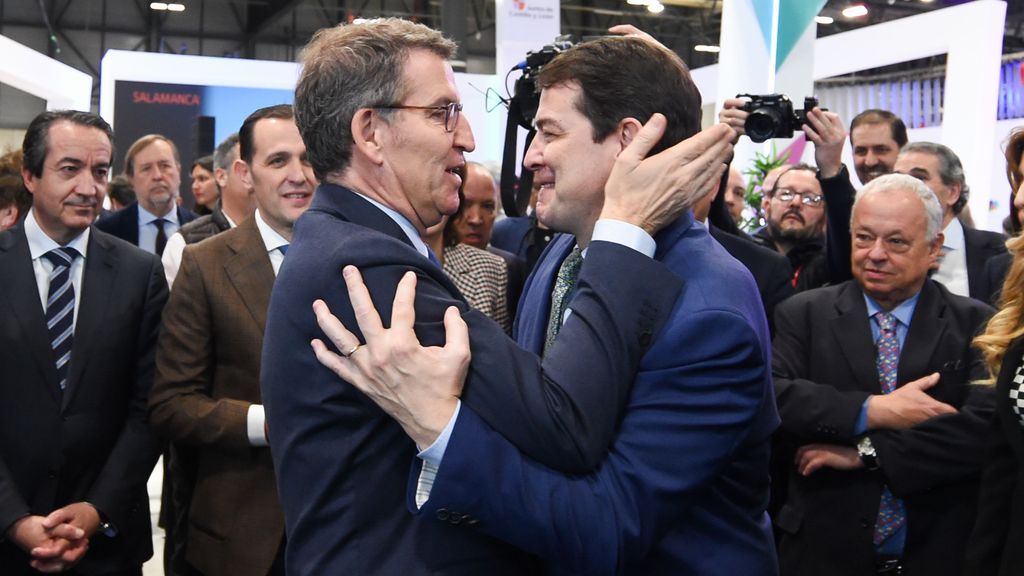 Feijóo saluda al presidente de la Junta de Castilla y León, Alfonso Fernández Mañueco, en FITUR